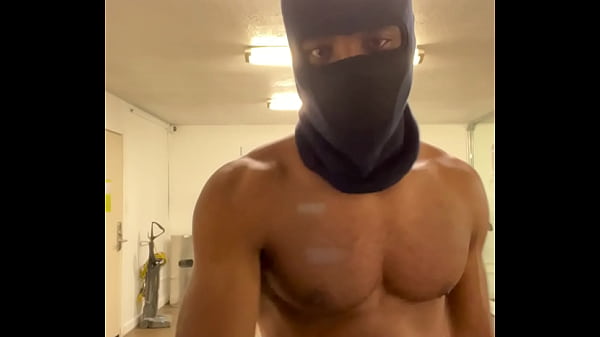 Ich trainiere meinen Nacken und meine Schultern für die Damen!