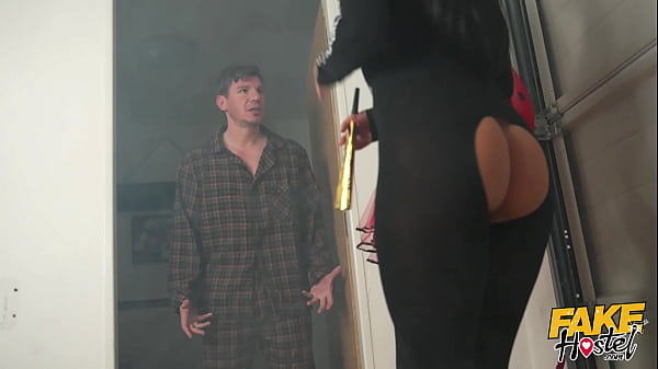 Una teenager calda e sensuale si esibisce - teenager