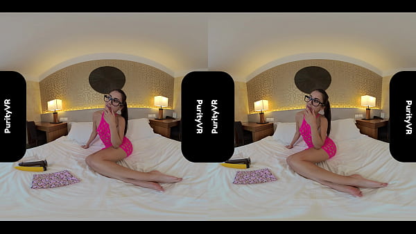 La bellissima teenager si diverte con la pornostar