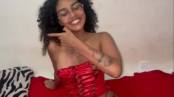 Sexy Latina Teen zieht sich aus