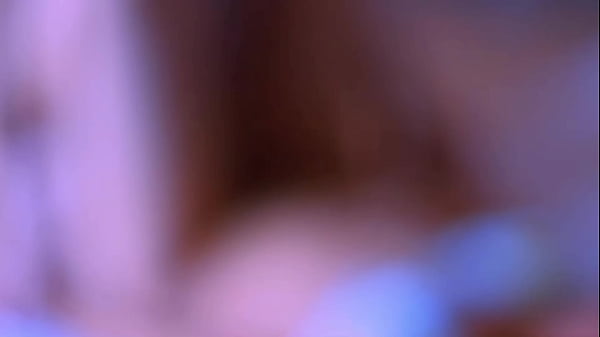 Süße Stiefmutter und der Sportpartner ihrer Stiefschwester in ihrer Wohnung.