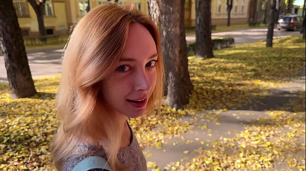 J'ai contrôlé son jouet sexuel dans la rue et je l'ai baisée fort !