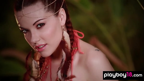 Sexy Teenager mit großen Titten zieht sich aus