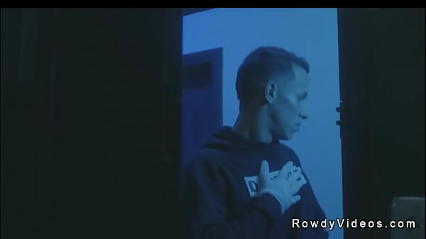 Hausmeister im Sexclub wird von einem Sexclub-Stammgast anal gefickt