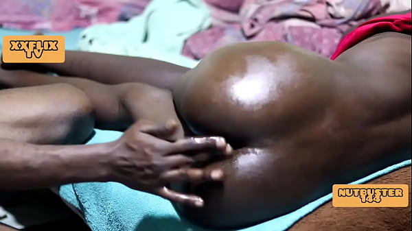 Wunderschönes junges Mädchen neckt