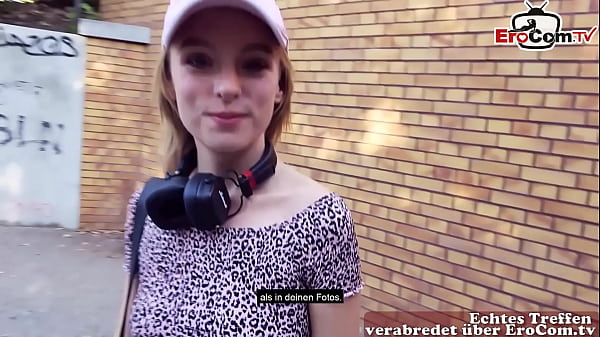 Una piccola studentessa turistica di 18 anni la seduce facendole fare sesso all'aperto per strada