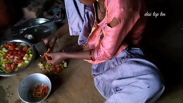 Sinnliches junges Mädchen zeigt sich