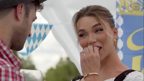 Adolescente rubia se divierte - bonita