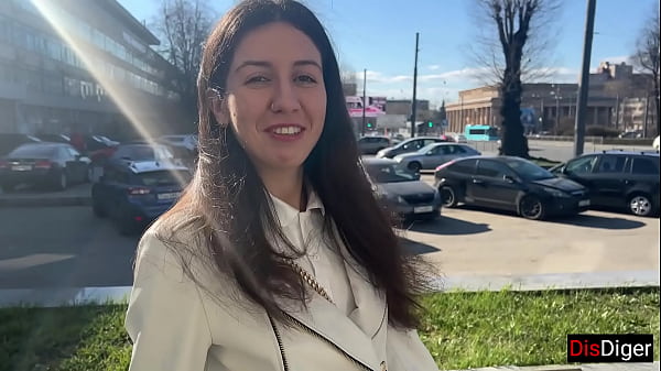 Hermosa jovencita se desnuda