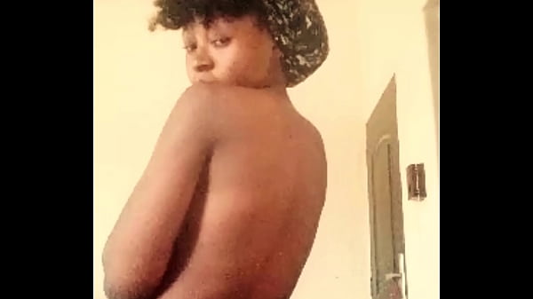 Junges sexy Luder hat Spaß außerhalb des Zimmers seiner Mutter