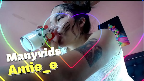 Schlampe zerstört sein Gesicht mit viel Spucke und vollem Deepthroat