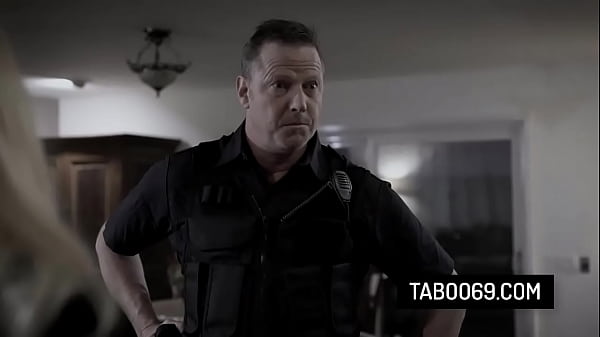 Schönes Teenie-Mädchen hat Spaß beim Blowjob