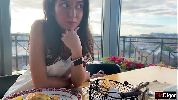 Die Brünette von einer Dating-Seite hat mir erlaubt, sie beim ersten Date zu ficken