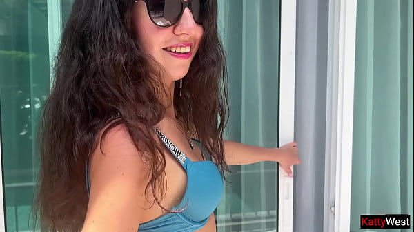 Mời một người lạ đến chơi trong phòng khách sạn của tôi