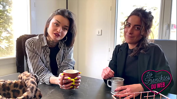 Teen blonde enjoys herself Video