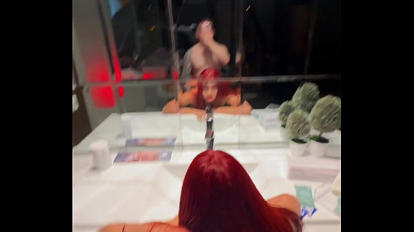 मेरे सबसे अच्छे दोस्त की प्रेमिका कुत्ते को दर्पण के सामने चोदना