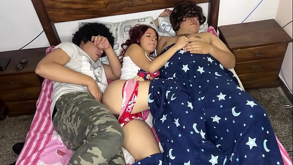 Eu sinto que a amiga da minha namorada está transando com ela ao meu lado quando dividimos um quarto por necessidade NTR