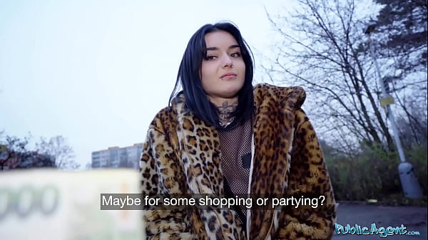 Bella teenager mostra un pompino