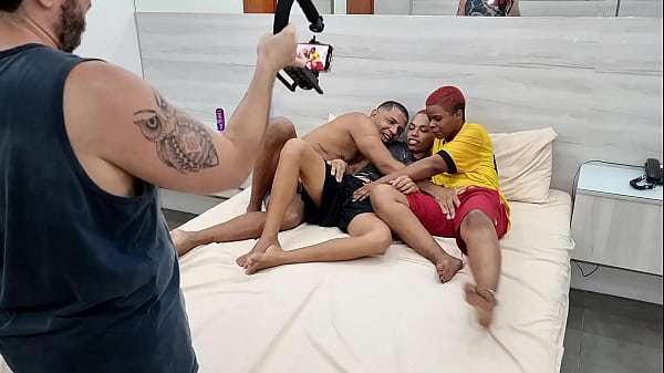 Chica joven traviesa posa