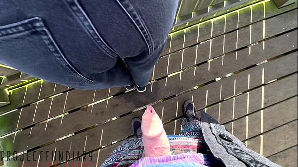 Riskanter öffentlicher Outdoor-Quickie mit Mädchen in Jeans endet mit Sperma auf dem Boden, Projektfinanzierer