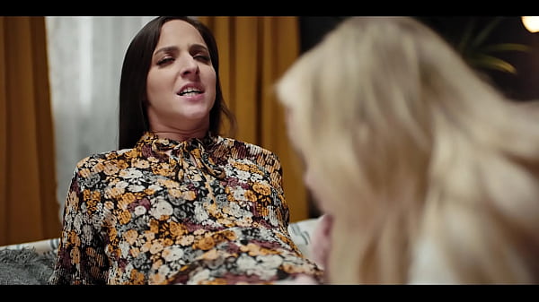 Schöner Teenager tanzt mit großen Titten