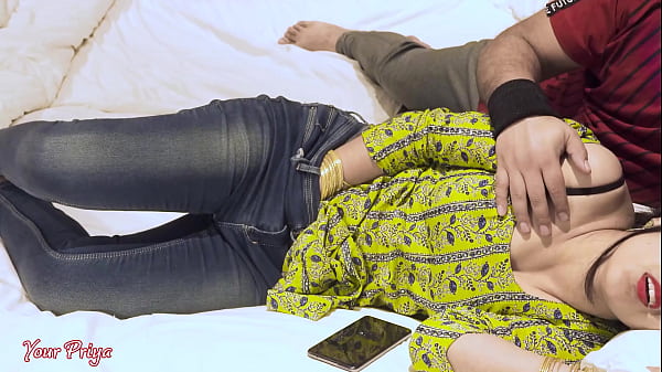 Stepsis Priya cerca del orgasmo cuando su hermanastro vino y revisó su teléfono