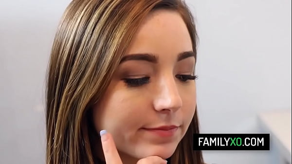 La belle-fille en chaleur Bambi Brooks séduit son beau-père sur son lieu de travail