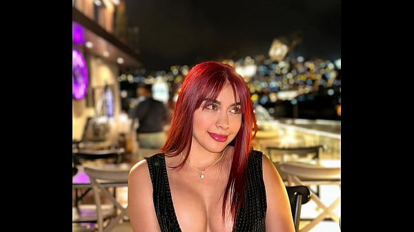 Wir gehen bei unserem ersten Date zum Abendessen und ficken am Ende mit dem Hund auf der Treppe ihrer Wohnung