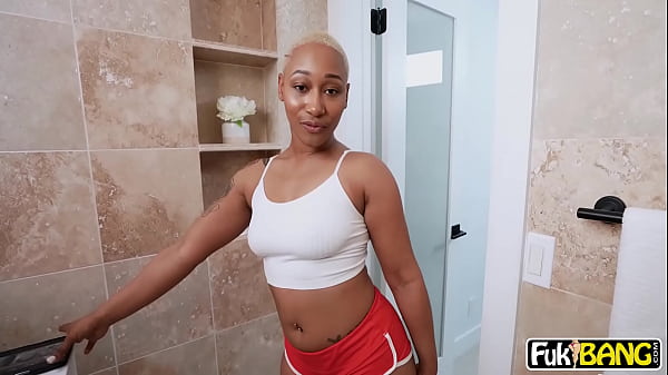 El culo grueso de Daphne ama la polla de su hermanastro