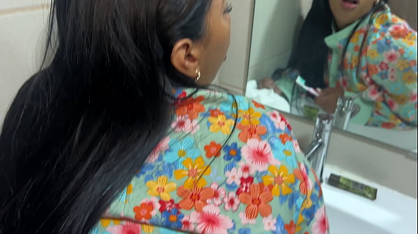 Usa matrigna. Il figliastro stanco di masturbarsi si rivolge alla sottomessa matrigna Leyne Rodriguez