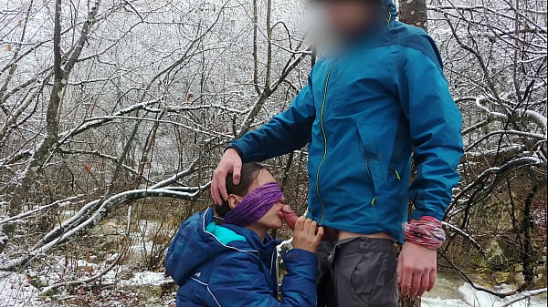 Öffentlicher Blowjob und Spermaschlucken in der Nähe des Gebirgsflusses