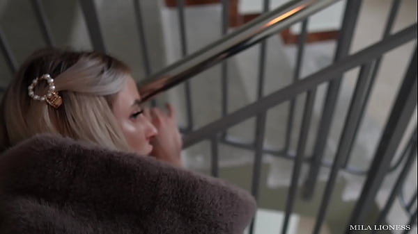 Sexe non planifié dans un lieu public. Je l'ai persuadée de faire l'amour dans le couloir, nous avons failli nous faire prendre !