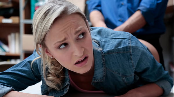 Emma Hix wird im Sicherheitsraum des Einkaufszentrums wegen Ladendiebstahls gefickt – Lyftersex