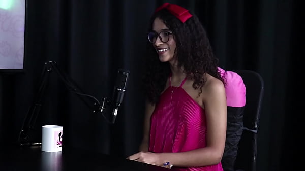 Jovem atraente executa