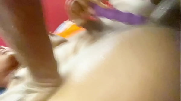 Anita feuchte Muschi, das Arschmädchen positioniert einen heißen Doggy für ihren Nachbarn mit dem großen schwarzen Schwanz