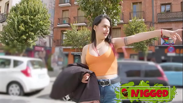 La 21enne colombiana Valen Pink non è sicura dei CAZZI NERI... finché non vede questo!