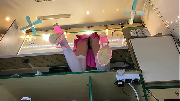 超级可爱的继女偷窥隐藏相机超短裙在工作