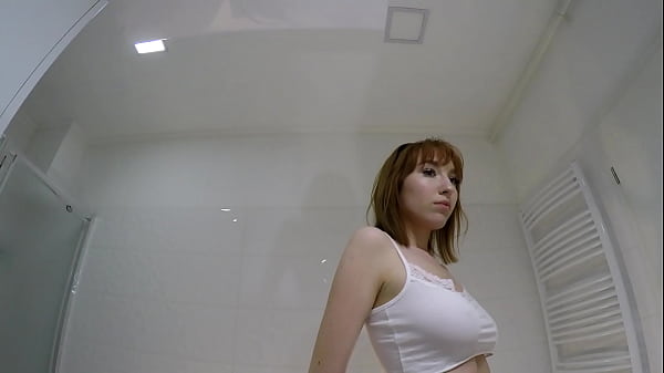 Una delle ragazze universitarie rosse più calde, ognuna con una minigonna corta modificata, senza mutandine e senza reggiseno in bagno, mostra la figa e il culo