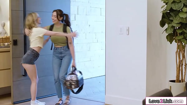 WTF, leckst du meine vollbusige MILF-Stiefmutter hinter meinem Rücken?