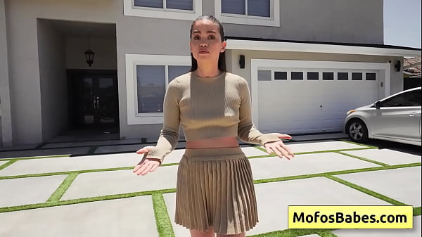 Una sexy ragazza bruna succhia un enorme cazzo grasso e lo fa scivolare in profondità nella sua figa rasata - Angelina Moon, Logan Xander