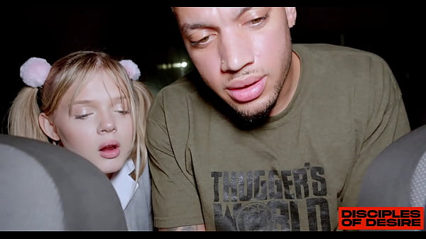 Cô gái trẻ đam mê biểu diễn