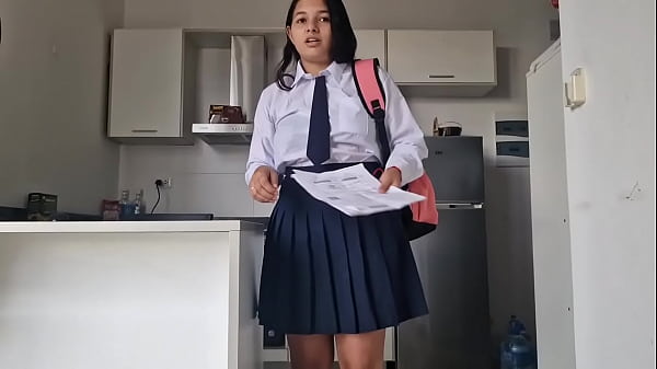 Mi hermanastra necesita mi ayuda y yo necesito que me chupe toda la verga