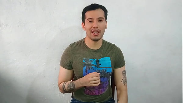 Hombre musculoso alba&ntilde_il vergon de 20cm pre&ntilde_a a pelo el culo de un ejecutivo bancario en un cine porn! Relato sexual