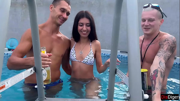 Festa di gangbang pazzesca in piscina, sesso violento e creampie