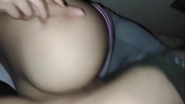 Pssst, sei ruhig. Ich werde dich heimlich ficken, hübsche Stiefschwester, ich werde deinen Arsch zu meinem machen und ich werde auf deinem Gesäß abspritzen