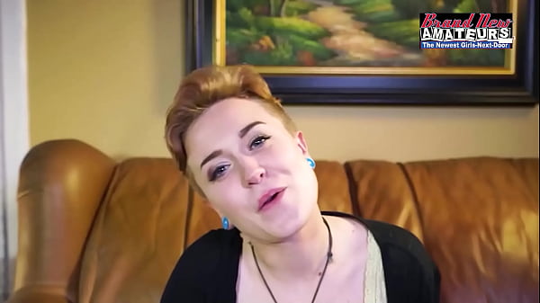 Die Ingwer-Hure Micah sorgt bei ihrem Regisseur mit einem Oralsex für einen gewaltigen Orgasmus!