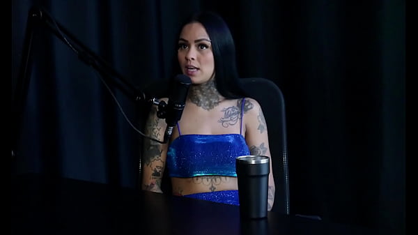 Sie macht einen Test auf dem Sofa, sie mag es nicht, wenn der Kunde das Kondom auszieht, in einem sehr goldenen Duschfetisch, und der Besitzer der Produktionsfirma hat es mit ihr versucht - Evelyn Buarque (SHEER/RED)