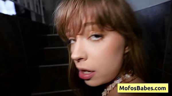 Adolescente rubia sexy con un bonito trasero redondo chupa una polla enorme como un profesional - Leila Cove, Charles Dera