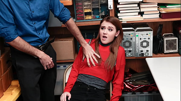 La guardia del centro commerciale scopre che l'adolescente nasconde degli indumenti sotto i vestiti - Lifterx