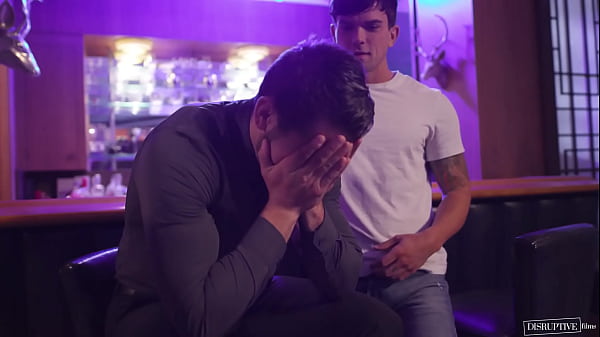 Süßes junges Mädchen zeigt sich